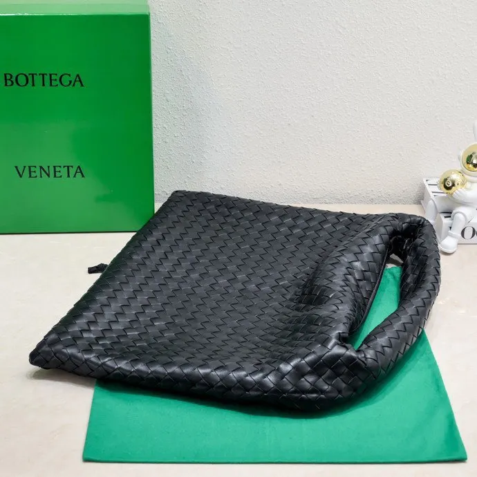 Batch 2160 #Bv New large HOP bag, the bag body and handles are made of a whole piece of woven leather. The bag body is soft and lazy. Hop symbolizes the praise of innovation and eternal craftsmanship [love]. The pyramid silhouette combines practicality and fashion. Modern and casual, the bag mouth is double-sided closed design, more convenient and safe! The cowhide texture also makes the bag more wear-resistant and durable. A must-have for fashionable ladies who like minimalism yet comfortable and casual! Size: 54x24x13, Model: 3970#